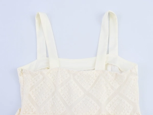 Détail de la robe en dentelle crème avec motifs losanges et fermeture éclair invisible