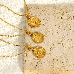 Birth Flower Necklace Round Coin Relief Pendant 18K Gold Plated 304 Stainless Steel Jewelry Retro Elegant For Women