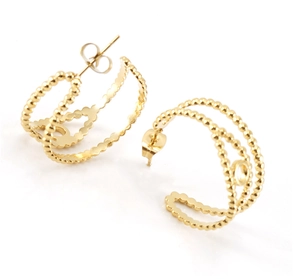 Gros plan détaillé des boucles d'oreilles créoles perlées en acier plaqué or 18 carats