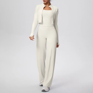 Détail d'un ensemble de yoga crème avec sweat à capuche zippé et pantalon large