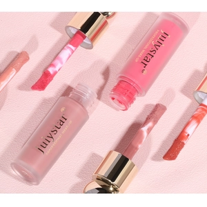 Vue macro du blush liquide mat avec flacons dépolis et bouchons dorés élégants