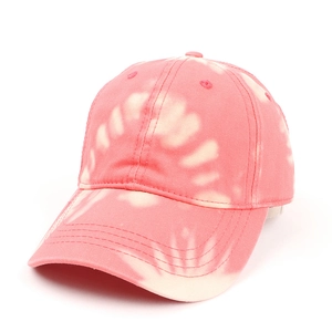 Détail de la casquette de baseball en coton tie-dye rose et blanc à visière courbée
