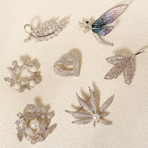 Sparkling zircon leaf and dragonfly brooch set with white pearls in silver finish