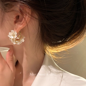 Orecchini A Forma Di C Con Fiori 3D In Rame Placcato Oro Con Petali In Acrilico Centro In Strass E Perno In Argento Per Donna