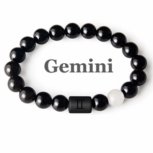 Vue détaillée d'un bracelet Gemini en onyx noir avec une perle blanche d'accentuation