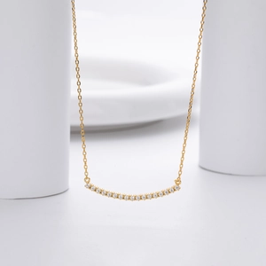 Collier sourire en argent S925 avec barre courbée dorée et zircons brillants pavés