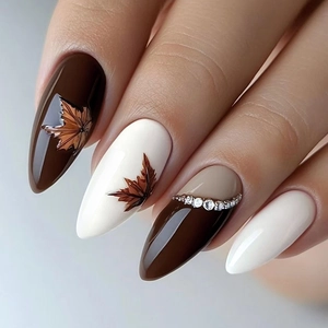 Faux Ongles Press On Automne Feuille Érable Forme Amande Marron Blanc Design Rétro Strass Künstliche Perle Brillant Plastique ABS