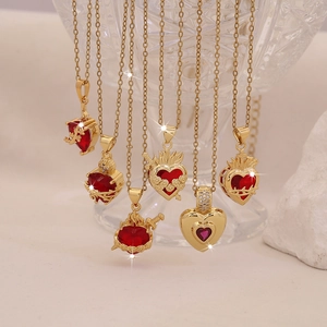 Colliers en acier doré avec pendentifs cœur sacré rouge et cristaux étincelants