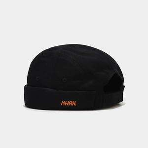 Détail du bonnet docker noir avec broderie MWAH orange et œillets de ventilation