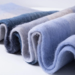 Écharpe d'hiver arc-en-ciel en bleu et gris avec texture douce et fibres pelucheuses
