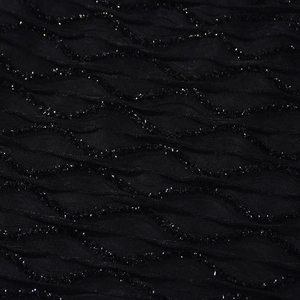 Gros plan détaillé sur un tissu plissé noir avec des paillettes brillantes et du fil doré
