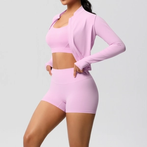 Détail de l'ensemble de yoga rose trois pièces avec brassière, short et veste zippée