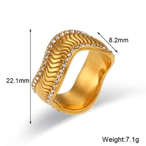 Detail of 18K gold plated wavy ring with zirconia stones and precise product dimensions
