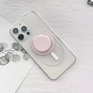 Vista dettagliata del supporto MagSafe rosa pieghevole sul retro di uno smartphone