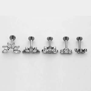 Vue détaillée de piercings de lèvre en titane G23 avec divers sertissages de zircon