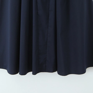 Abito lungo senza spalline blu navy con orlo fluente e pieghe morbide, stile elegante