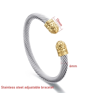 Dettaglio del bracciale a cavo d'argento con estremità dorate decorate e dimensioni