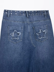 Détails de jeans avec taille cloutée et poches arrière ornées d'empiècements en étoile
