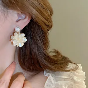 Elegante französische Kamelienblüten-Perlenohrringe mit mehrlagigen cremefarbenen Blütenblättern