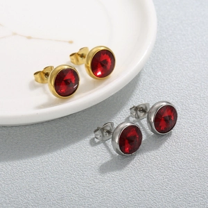 Boucles d'oreilles élégantes en acier titane or et argent avec cristaux rouges