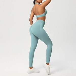 Dettaglio del set yoga azzurro in maglia con reggiseno sportivo e leggings a vita alta