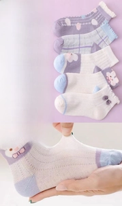 Détail de chaussettes enfant élastiques avec motifs de lapin et nœuds décoratifs 3D