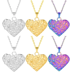Détails de pendentifs cœur en acier inoxydable plaqué or 18k avec textures florales