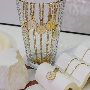 Collier en acier inoxydable plaqué or 18 carats avec pendentif zodiaque en nacre blanche