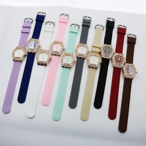 Sammlung von Tonneau-Quarzuhren mit Strass-Lünette und bunten Silikonarmbändern für Damen