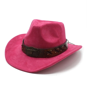 Dettaglio cappello da cowboy in camoscio rosa con fibbia a testa di toro e borchie