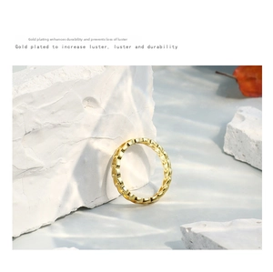 Detail of 18K gold heart-shaped hollow ring with water ripple shadow reflections