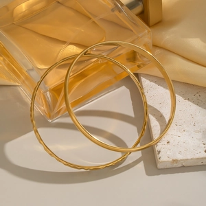 Set di bracciali in acciaio inossidabile placcato oro 18K con texture martellata e liscia