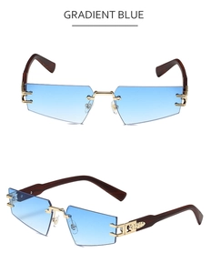 Détail de lunettes de soleil polygonales sans monture avec branches aspect bois et bleu