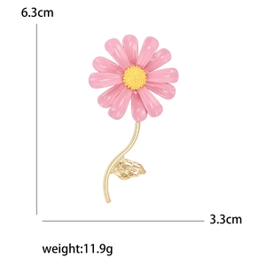 Pink daisy brooch in gold-plated metal with enamel petals, size 6.3cm by 3.3cm