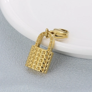 Pendentif serrure minimaliste en acier inoxydable plaqué or avec finition texture martelée