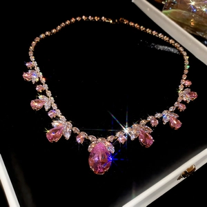 Détail du collier avec zircon rose en goutte et monture en or rose sur écrin noir