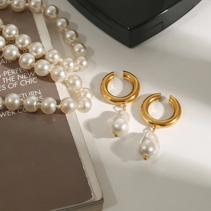 Élégantes boucles d'oreilles créoles en acier titane doré avec perles baroques