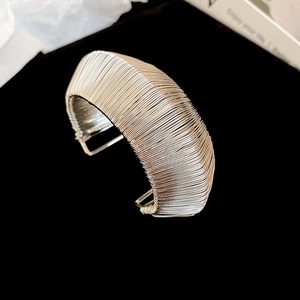 Bracelet jonc ouvert argenté avec texture filaire horizontale au style métallique minimal