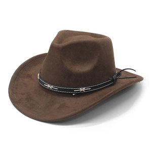 Klassischer dunkelbrauner Wildleder-Cowboyhut mit gemustertem Lederband auf weiß