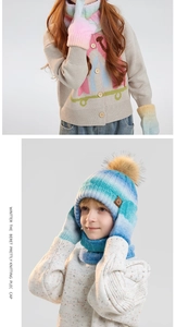 Nahaufnahme der Regenbogen-Strickmütze mit Bommel und passendem Halswärmer für Kinder