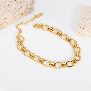 Detailed shot of 18K gold plated chain bracelet with lobster clasp and adjustable link chain