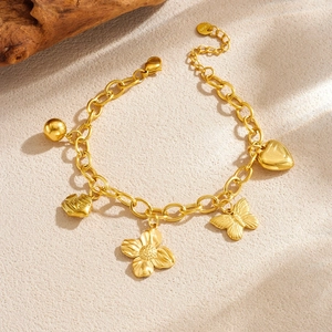 Bracelet chaîne en acier doré avec pendentifs papillon, fleur et cœur élégants
