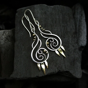 Orecchini pendenti a spirale gypsy fatti a mano in argento e oro con design boho