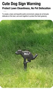 Détail d'un panneau de jardin en fonte en forme de chien avec texte NO! sur herbe