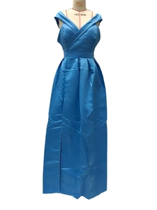 Detail eines königsblauen ärmellosen Satin-Abendkleids mit V-Ausschnitt und Faltensaum