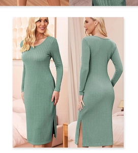 Détail de la robe de maternité en tricot vert avec fente latérale et texture côtelée
