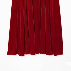 Robe midi en velours rouge foncé lustré avec ourlet détaillé et texture de tissu en velours