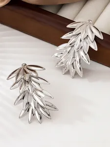 Detailansicht der silbernen Blatt-Ohrringe mit hochglanzpolierter Metalloberfläche