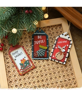 Trois ornements de Noël vintage en bois peint avec rennes et chaussettes festives
