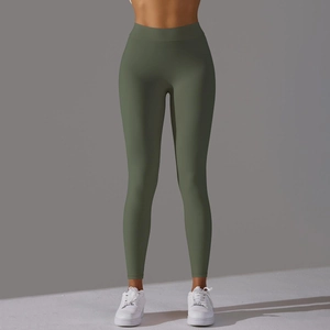 Vue détaillée du legging de yoga sans couture vert olive à taille haute et compression